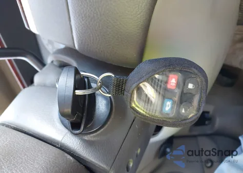 2003 Lincoln Town Car Signature z USA, uszkodzony, nr VIN 1LNHM82W23Y675356